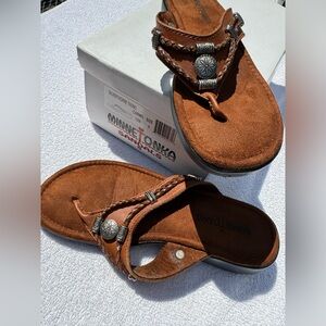 Minnetonka, Silverthorne thong sandal, brown/caramel size 6